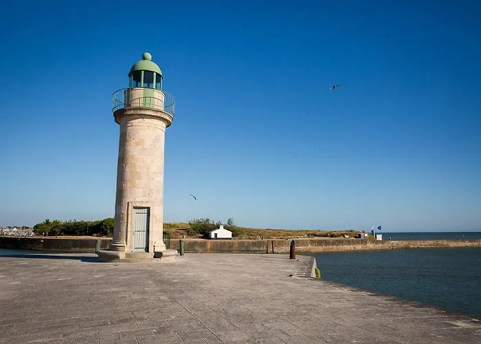 La Terrasse Du Port De Saint Gilles